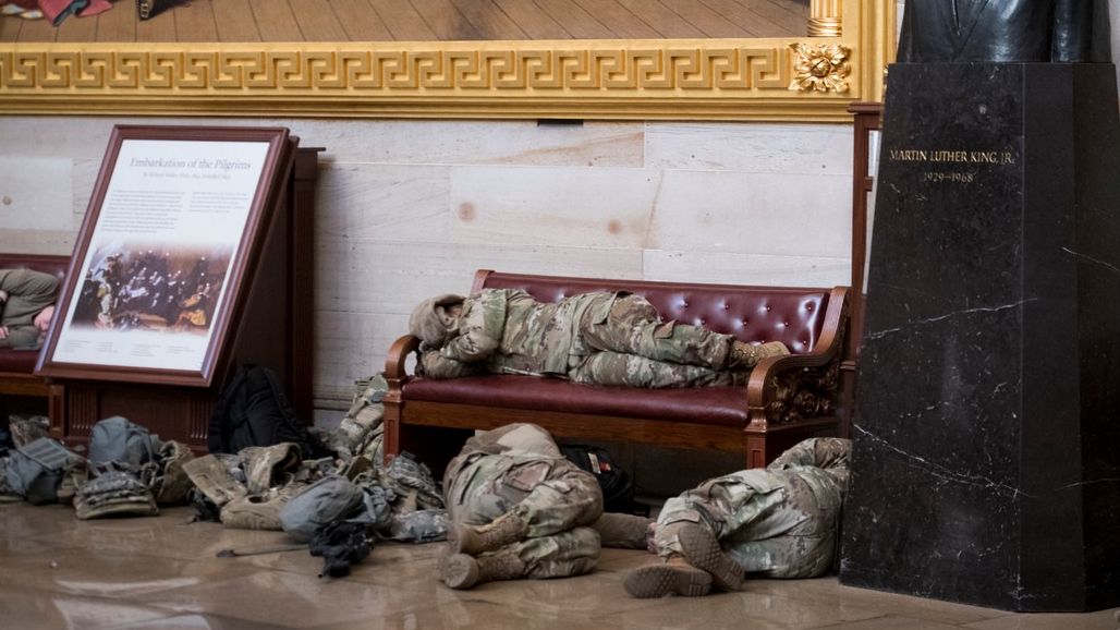 Foto: Spící vojáci ve zbrani. Kapitol je připravený na útok „trumpovců“